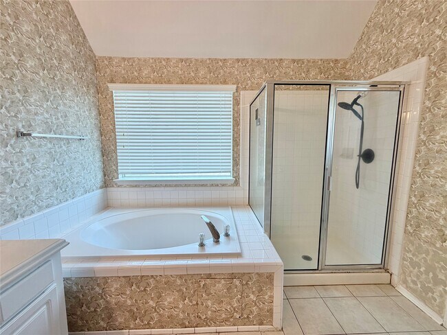Building Photo - 4614 Forest Home Dr