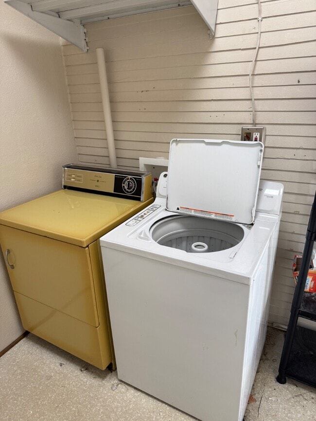 Building Photo - 286 Park St