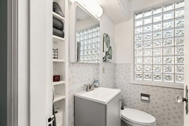 Building Photo - 2 Bed, 1 Bath in the Irvington Neighborhood!