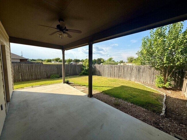 Building Photo - Beautiful 3 bedroom, 2 bathroom home in Ne...