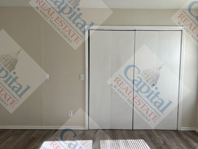 Building Photo - Great 4 Bedroom!!!