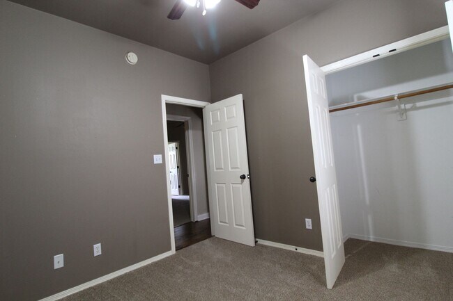 Building Photo - designed for comfort : 3 Bedroom 2 Bath