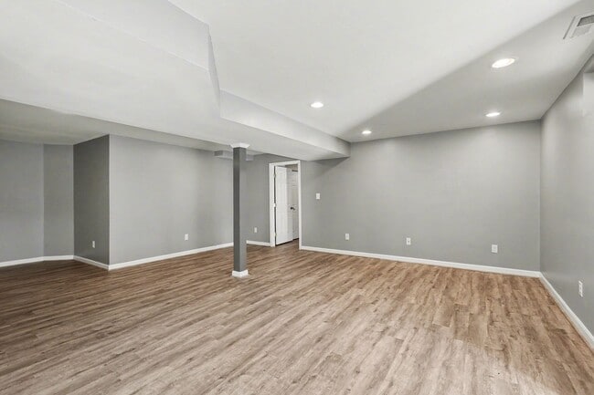 Building Photo - Spacious 5-Bedroom Fredericksburg Home with Flexible Living & Over 3,500 Sq Ft