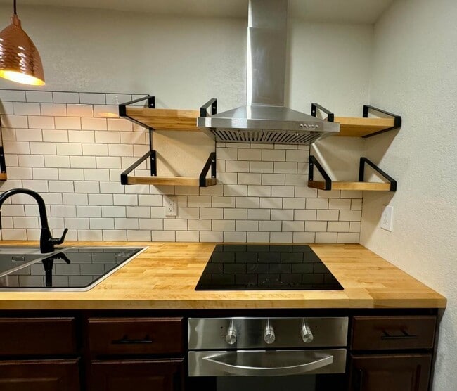 Building Photo - RENT SPECIAL - 1/2 Off First Month's rent! Charming 1BR in Convenient Eugene Location!