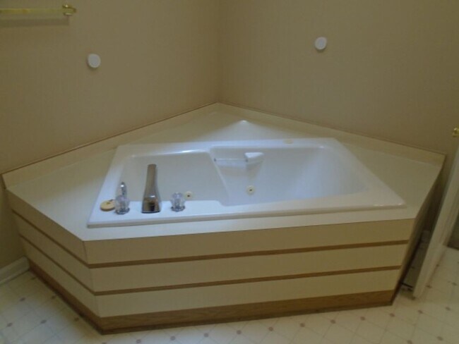 Building Photo - 2 bedroom condo for rent close to base!
