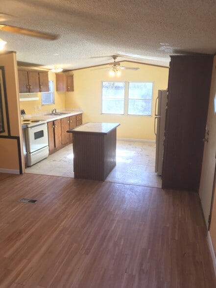 Building Photo - 815 Clutts Rd