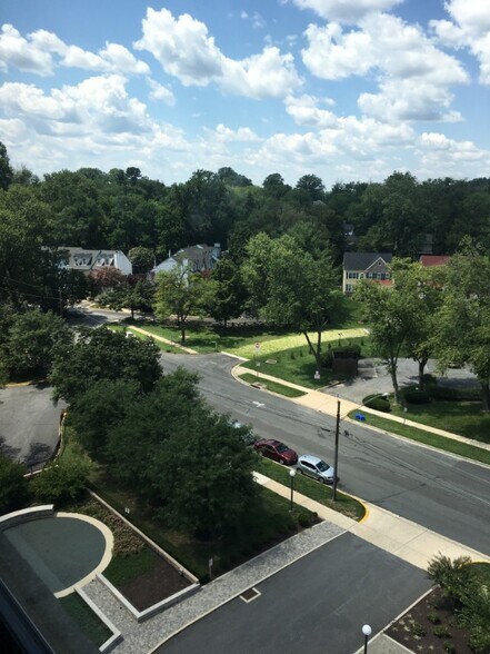 Building Photo - 1900 Lyttonsville Rd