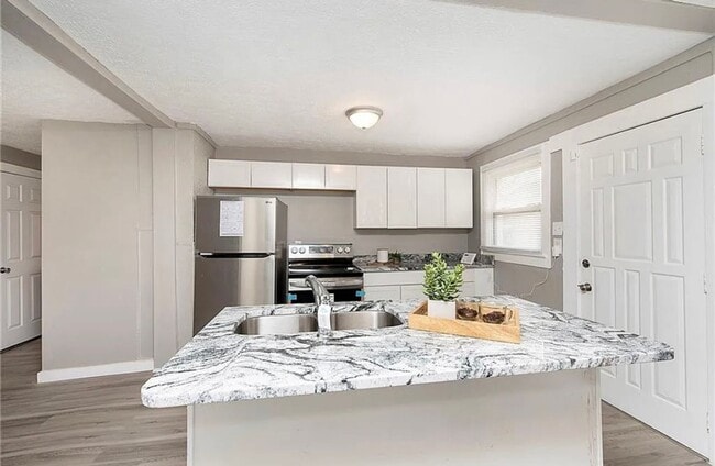 Building Photo - 241 S Temple Ave