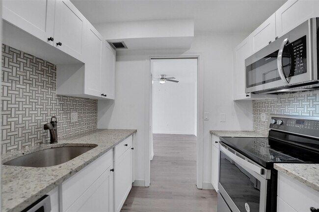 Building Photo - 301 Croton Ave