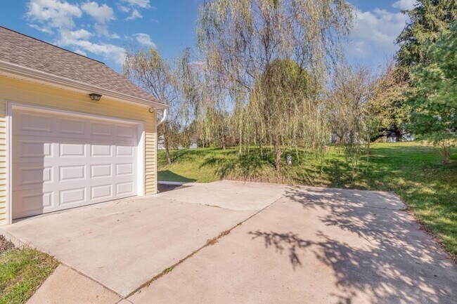 Building Photo - 927 E Lisburn Rd