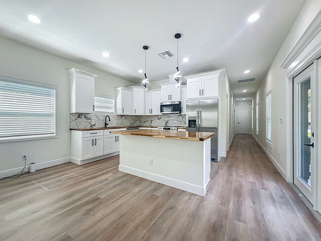 Building Photo - AUGUST MOVE IN SPECIAL: $500 off on 2nd MO...