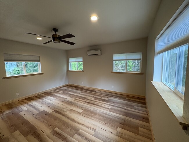 Building Photo - 1070 E McReavy Rd