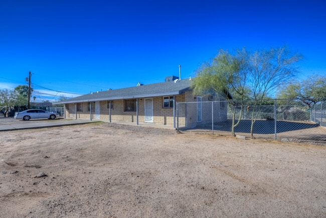 Building Photo - 301 W Oregon St