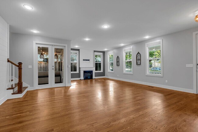 Building Photo - Great price for a huge house! CHARMING Sylvan Heights home 4 Bed 4 Bath. Beautiful private backya...