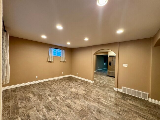 Building Photo - 781 Sherwood Dr