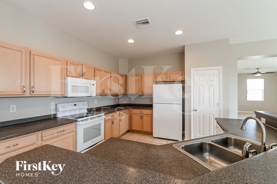 Building Photo - 1325 NW 20th Ct