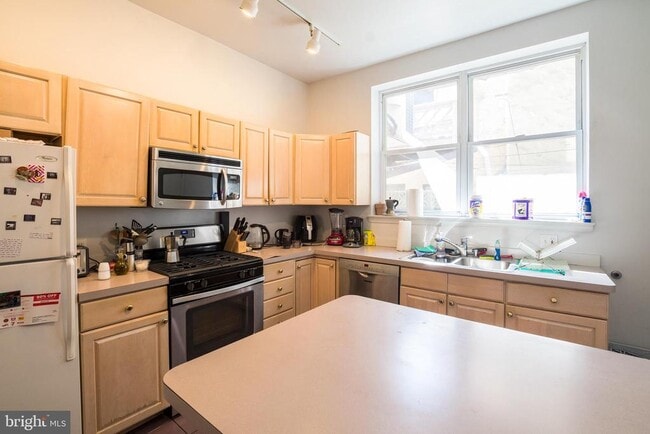 Building Photo - 1938 Pine St