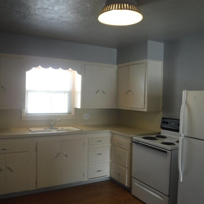 Building Photo - g735