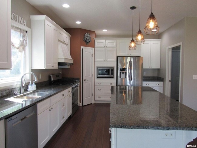 Building Photo - 405 E Palace Row