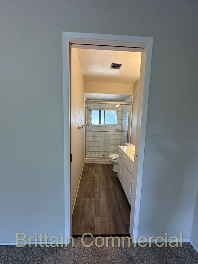 Building Photo - 6531 Lake Park Dr