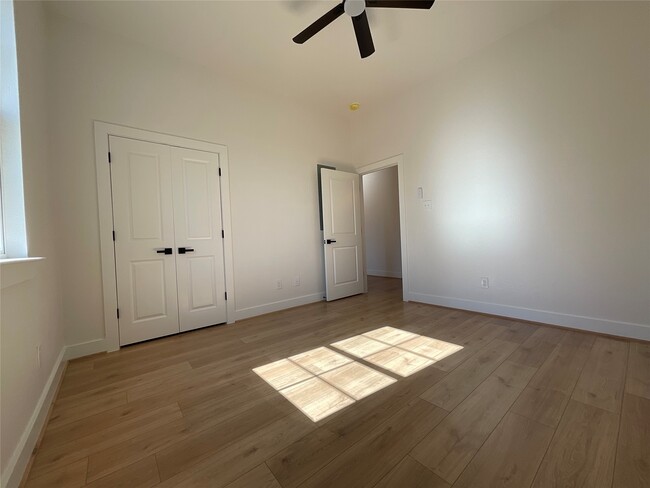 Building Photo - 719 Red Oak Ave