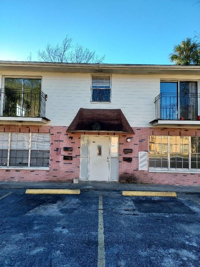Building Photo - 2 bedroom 1 bathroom Unit Available Now