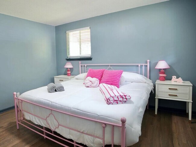 Building Photo - Three Bedroom Home