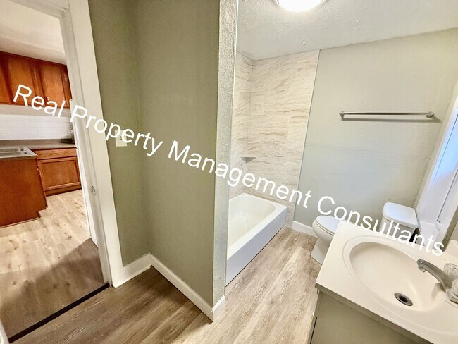 Building Photo - Updated 3-Bedroom Duplex in Kansas City, KS