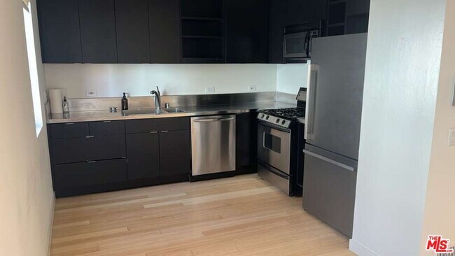 Building Photo - 800 Hampton Dr