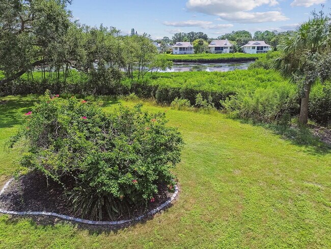 Building Photo - "Charming 3-Bed, 2-Bath Oasis at 1011a Sou...