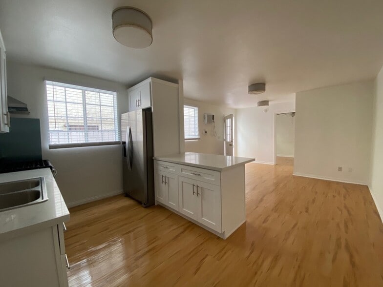 Building Photo - 125 N Westlake Ave