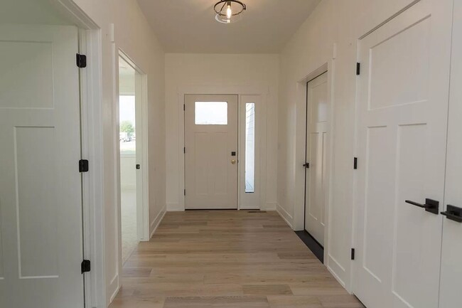Building Photo - Newer Duplex in Quiet Neighborhood