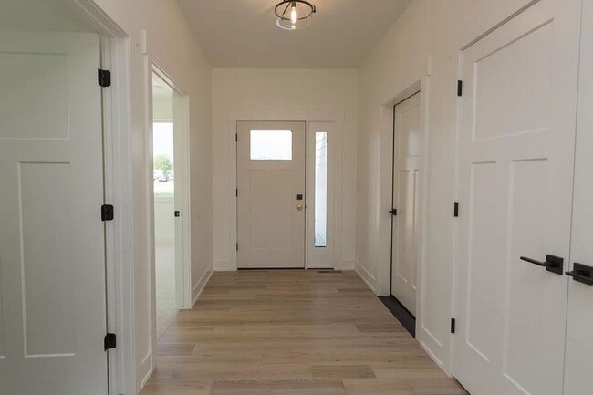 Building Photo - Newer Duplex in Quite Neighborhood