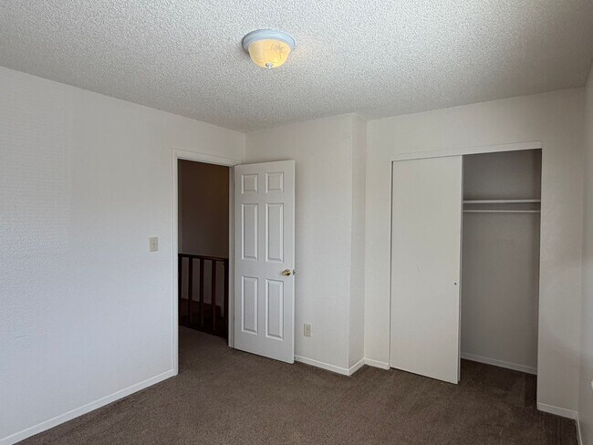 Building Photo - 460 Topaz Dr