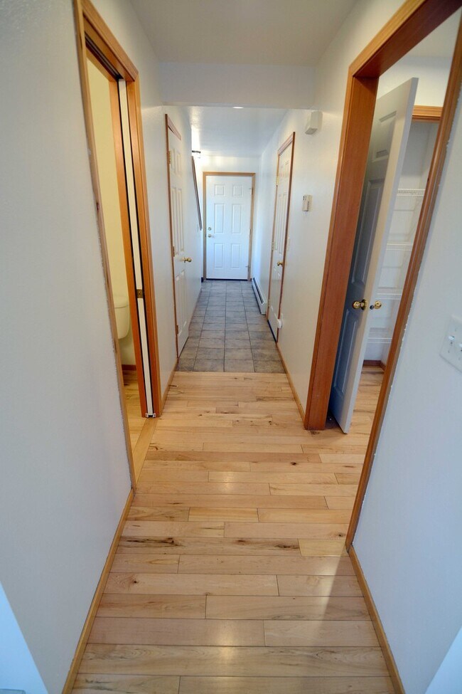Building Photo - Midtown 3 Bed Condo with Bridger Views