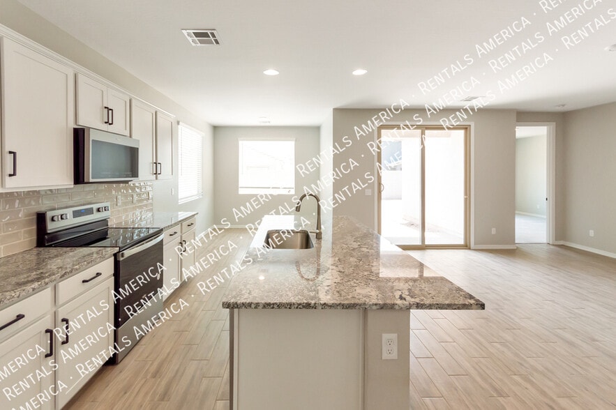Building Photo - 36033 W San Clemente Ave