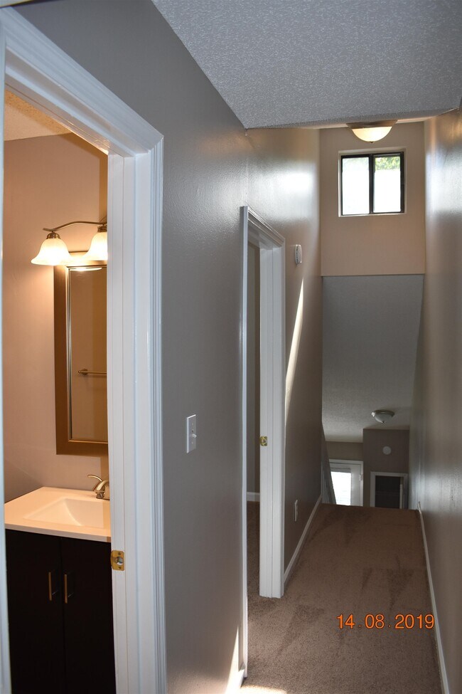 Building Photo - 1802 Falconcrest St