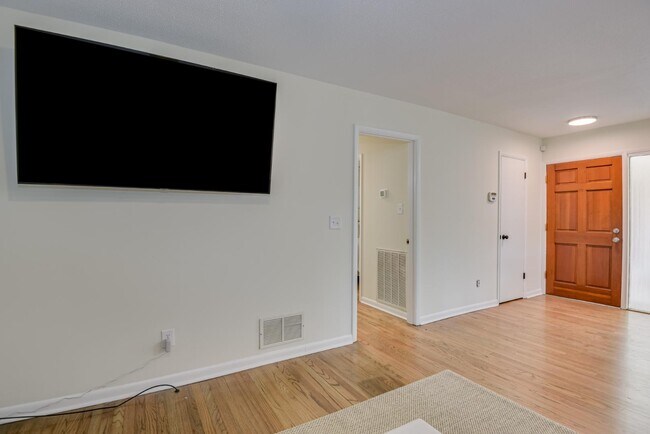Building Photo - 1209 Azalea Dr