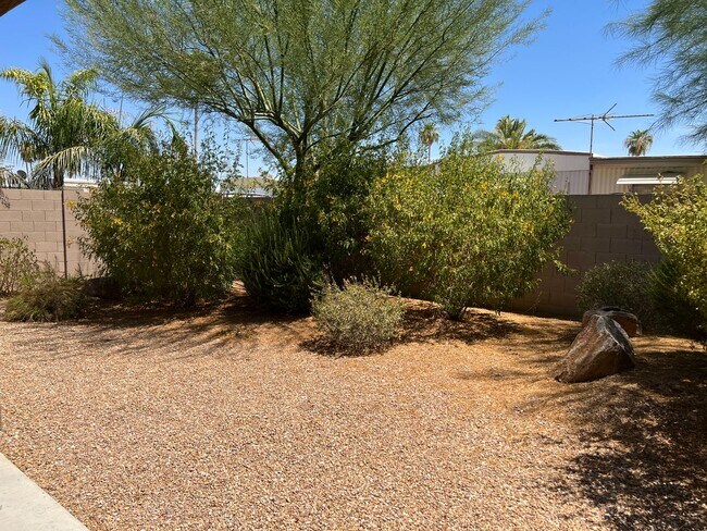 Building Photo - Spacious 4-Bedroom Home in Valencia Height...