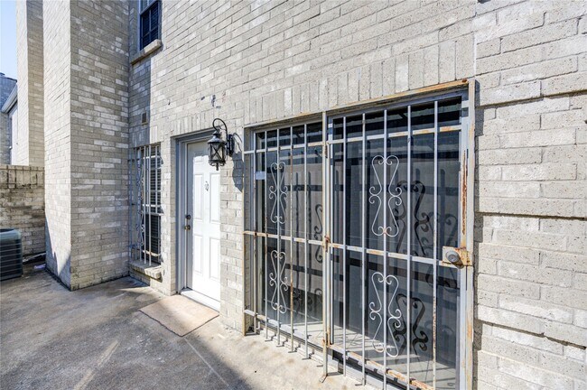 Building Photo - 6500 Sands Point Dr
