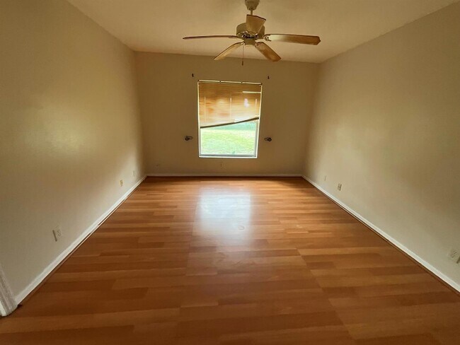 Building Photo - 1002 SW Romaine Ln