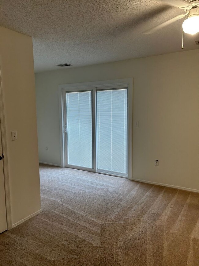 Building Photo - Rare Hoover Creek Condo with One Car Garage