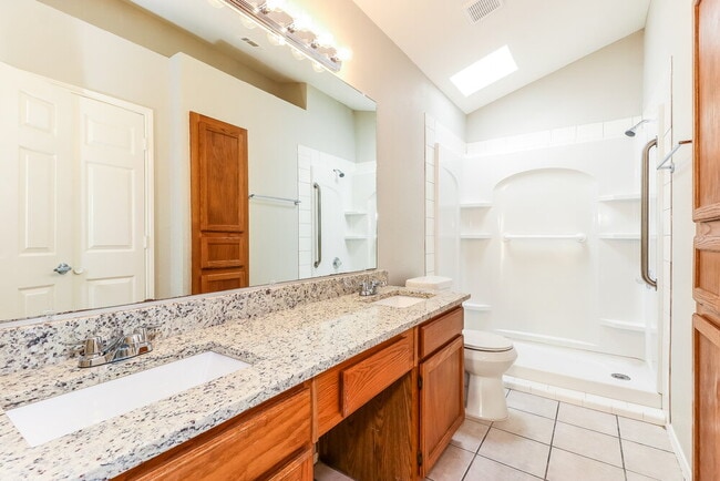 Building Photo - 1366 Chinaberry Dr