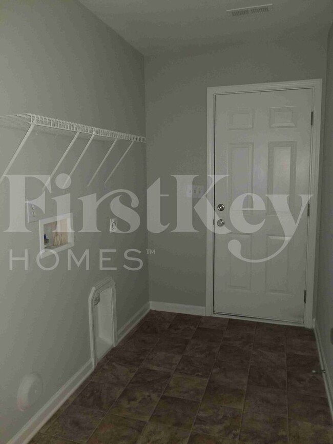 Building Photo - 4406 Vernon Cir SE