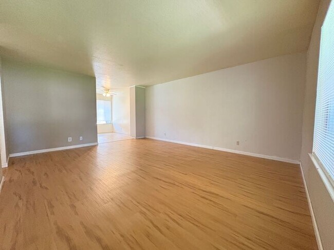 Building Photo - Cute 2 Bedroom Condo