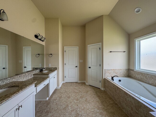 Building Photo - Stunning 5 Bed 4.5 Bath Fayetteville Home with Fenced Yard