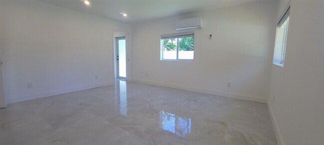 Building Photo - 1400 SE 8th Ave