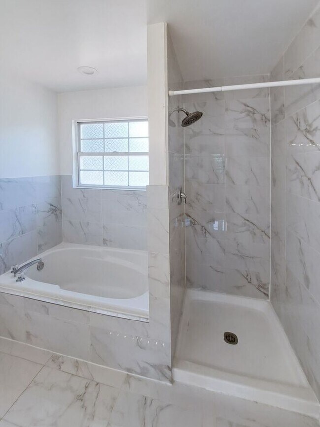 Building Photo - Amazing 4 Bedroom, 4 Bath SFH Corner Lot, ...