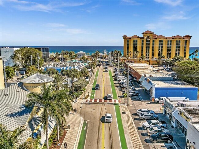 Building Photo - 1537 E Hillsboro Blvd