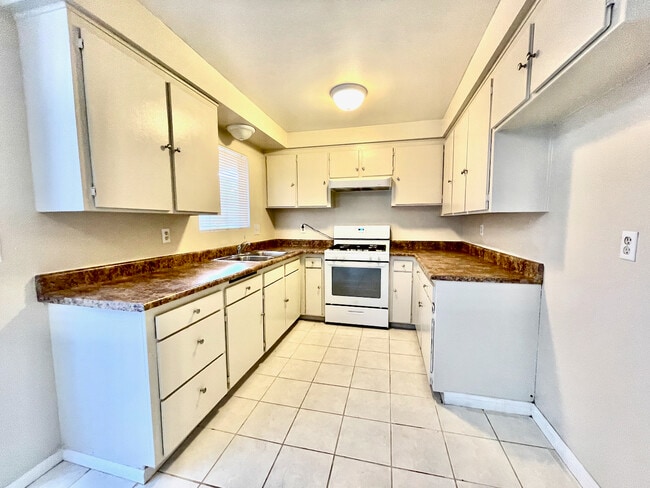 Building Photo - 2501 W Redondo Beach Blvd